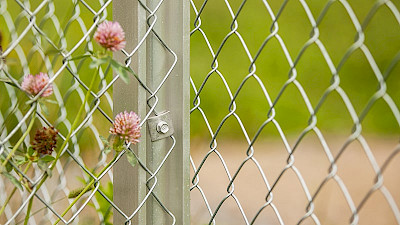 galvanized chain link fence fastened with fastening plate to the aluminium posts