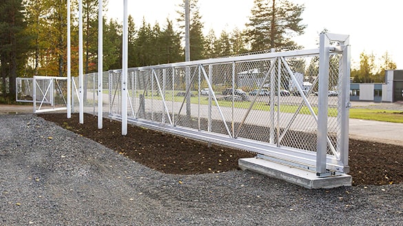 Panssariverkkotäytteinen liukuportti auki asennossa.