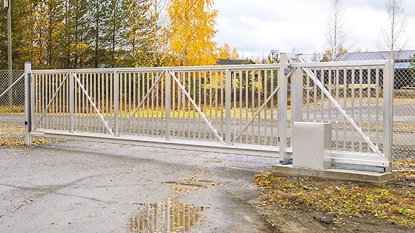 Kiinni oleva säletäytteinen alumiiniliukuportti.