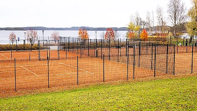 Mustista aitaelementeistä tehdyt tenniskentät