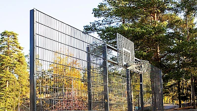 Koripallokori ja -teline on asennettu elementtiaidasta tehtyyn päätyaitaan.