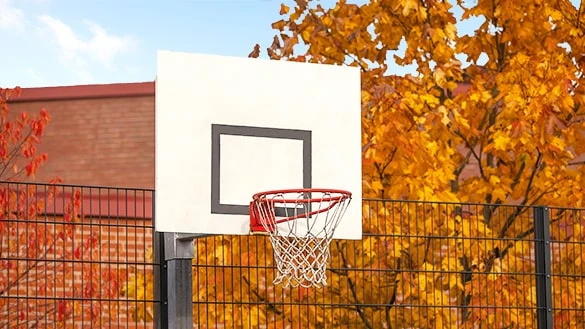 Koulun pihaan, elementtiaitaan asennettu koristeline ja koripallokori pihakorista varten.