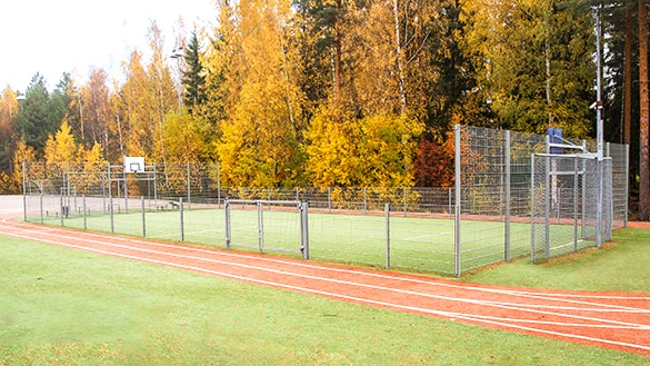 Juoksuradan keskelle elementtiaidoista tehty miniareena pihakorista varten.