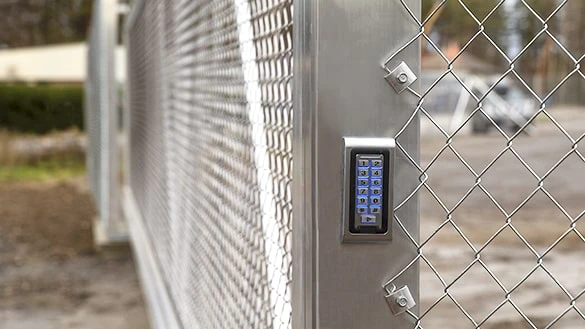 Koneistetussa liukuportissa oleva ohjausyksikkö.