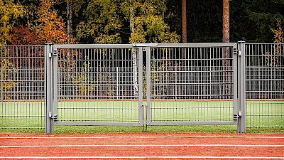 Urheilukentän laidalla on kaksilehtinen, saranoitu huoltoportti.