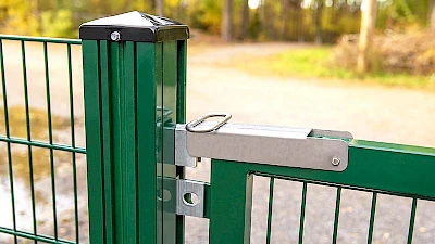 Vihreässä käyntiportissa on nostosalpalukitus ja sovitus riippulukolle.