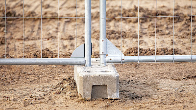 Työmaa-aidat kiinnitetään betonijalkaan.