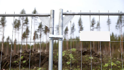 The fastening plate between two temporary fencing panels.