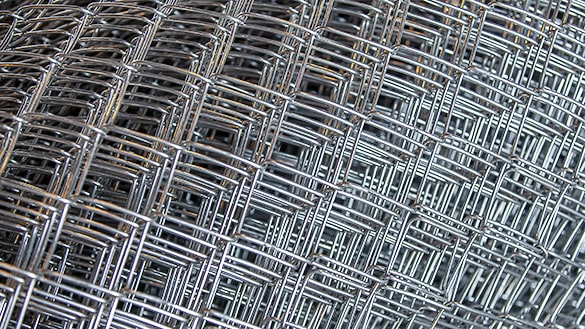 Kudottua sinkittyä panssariverkkoaitaa rullalla