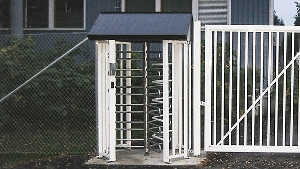 Valkoiseksi maalattu pyöröportti ja ajoportti