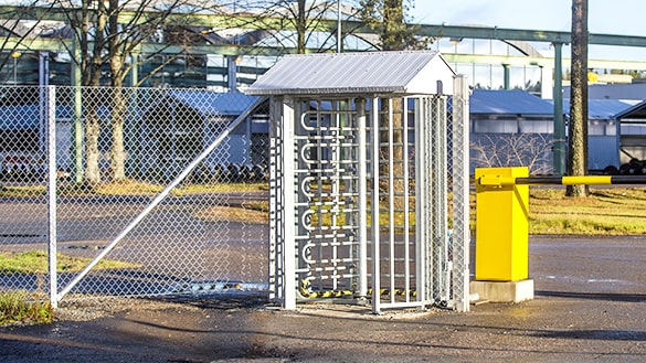 Työmaa-alueen kulkuporttina onpyöröportti ja ajoneuvoille nostopuomi.